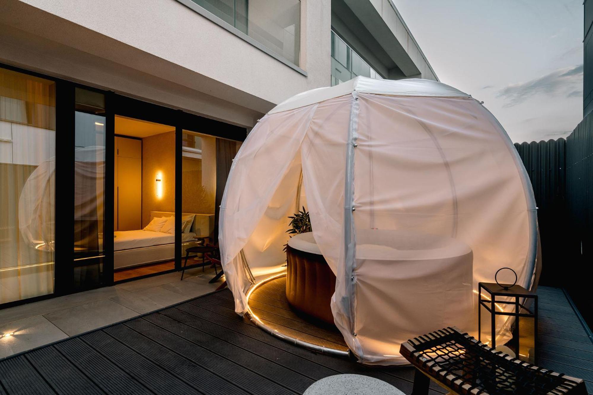 Downtown Scandinavian Igloo With Jacuzzi&Garden Apartment บูคาเรสต์ ภายนอก รูปภาพ