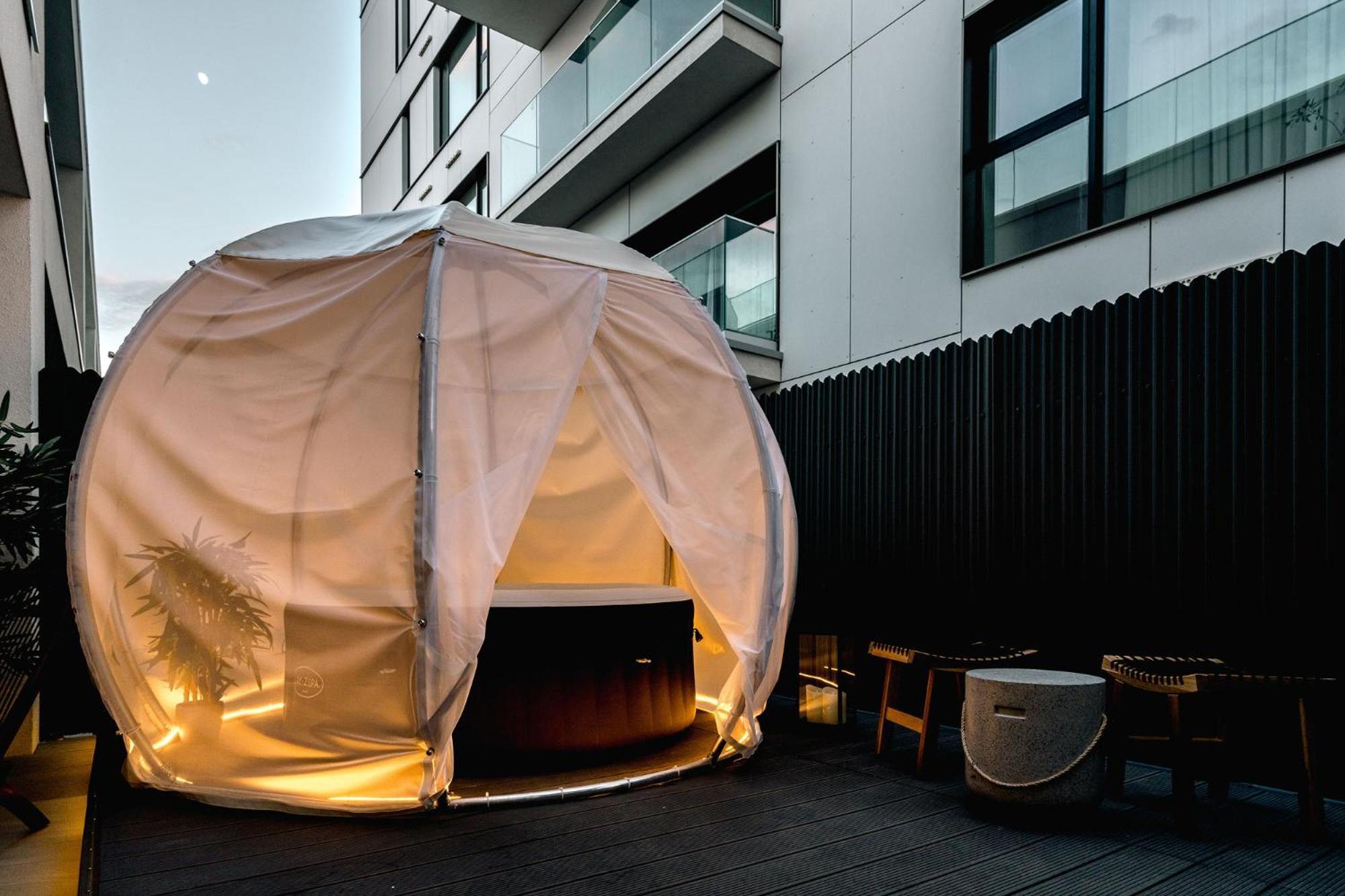 Downtown Scandinavian Igloo With Jacuzzi&Garden Apartment บูคาเรสต์ ภายนอก รูปภาพ